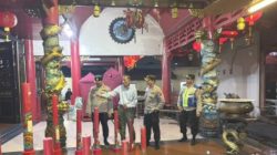Kapolres brebes pantau langsung persembahyangan di klenteng hok Tek bio.  Pastikan keamanan imlek 2026 berjalan dengan lancar