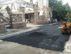 Merasa tak tersentuh APBDES. Puluhan Tahun  warga Klampok Kecamatan Wanasari Kabupaten Brebes. Perbaiki jalan dengan dana “iuran”