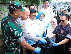 Gubernur dan Kapolda Banten Bersih-bersih Jalan Jelang Perayaan Hari Pers