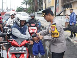 Tebar Kepedulian di Bulan Ramadhan, Kapolresta Manado Pimpin Pembagian Takjil Bersama Bhayangkari dan Polwan