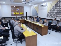 Polda DIY Terapkan Rekayasa Lalin Jelang Kirab Budaya HUT ke-80 Sri Sultan HB X   Sleman (Daerah Istimewah Yogyakarta) Lintaslestari.news – Polda DIY menyiapkan rekayasa arus lalu lintas di kawasan Malioboro dan sekitarnya dalam rangka pengamanan Kirab Budaya peringatan Hari Ulang Tahun ke-80 Raja Keraton Ngayogyakarta Hadiningrat, Sri Sultan Hamengku Buwono X yang akan digelar pada Kamis (2/4/2026). Pengamanan tersebut melibatkan sekitar 900 personel.  Berbagai rangkaian kegiatan budaya diperkirakan berlangsung di sepanjang kawasan Malioboro hingga Keraton Yogyakarta, dengan melibatkan ribuan peserta serta masyarakat yang turut memeriahkan acara tersebut.  Kabid Humas Polda DIY Kombes Pol Ihsan SIK mengatakan, Polda DIY bersama instansi terkait telah menyiapkan pengamanan serta rekayasa arus lalu lintas guna memastikan kelancaran kegiatan sekaligus mengantisipasi kepadatan kendaraan di pusat kota.  “Polda DIY bersama Dishub DIY akan menerapkan rekayasa dan pengalihan arus lalu lintas secara selektif mulai pukul 06.00 WIB hingga seluruh rangkaian kegiatan kirab budaya selesai dilaksanakan,”kata Ihsan, Selasa (31/3/2026).  Dijelaskan, penutupan arus kendaraan juga akan diberlakukan di sejumlah titik menuju kawasan Malioboro dan Keraton. Dari arah utara, Jalan Malioboro akan ditutup, sementara kendaraan dari arah barat di Simpang PKU akan dialihkan menuju Jalan Bhayangkara. Selain itu, penutupan arus juga dilakukan dari arah timur, tepatnya di Simpang Empat Gondomanan yang mengarah ke Jalan P. Senopati.  “Rekayasa lalu lintas juga diberlakukan di Jalan Ibu Ruswo yang mengarah ke barat sjelaSimpang Empat Kauman yang mengarah ke timur,” jelasnya.  Untuk mendukung kelancaran kegiatan, panitia juga telah menyiapkan sejumlah kantong parkir bagi tamu undangan maupun peserta kirab budaya.  “Parkir tamu VIP disediakan di kawasan Keben Keraton, sementara parkir peserta dari Kota Yogyakarta berada di Sriwedani dan Pasar Sore,” sebutnya.  Adapun parkir peserta dari Kabupaten Bantul disediakan di kawasan Parkir Senopati, peserta dari Kabupaten Sleman di DPRD DIY dan Jalan Perwakilan, serta peserta dari Kabupaten Gunungkidul di kawasan Kepatihan dan Jalan Suryatmajan.  Kombes Ihsan menambahkan bahwa pengamanan kegiatan tersebut akan melibatkan sekitar 900 personel gabungan dari Polda DIY dan Polresta Yogyakarta.  “Sebanyak kurang lebih 900 personel gabungan akan diterjunkan untuk melakukan pengamanan kegiatan, termasuk dengan mendirikan beberapa pos pengamanan guna memudahkan pengendalian, koordinasi, serta penyampaian informasi di lapangan,”katanya.  Pihaknya juga mengimbau masyarakat yang akan beraktivitas di kawasan Malioboro dan sekitarnya agar menyesuaikan rute perjalanan serta memanfaatkan kantong parkir yang telah disediakan oleh panitia demi menjaga kelancaran kegiatan. (HUMAS MABES POLRI)